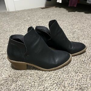 Universal thread ankle boots
